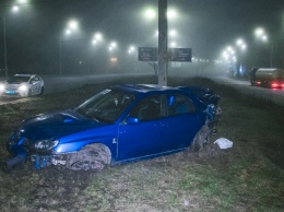 В Киеве на Заболотного спорткар Subaru влетел в опору билборда