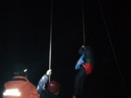 В Карпатах на подъемнике застряли десятки туристов: Спасатели принялись за дело