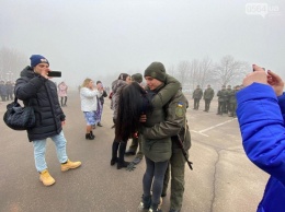 В Кривом Роге во время присяги сразу двое военных сделали предложения возлюбленным (фото)