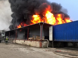 Масштабный пожар под Днепром: горел склад автомобильных запчастей