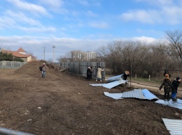 Одесситы снесли забор будущей стройплощадки у парка на 8-й Фонтана