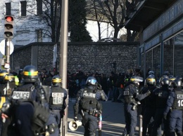 Во Франции полиция применила газ против демонстрантов