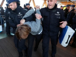 В Брюсселе во время автосалона полиция арестовала 185 экоактивистов, устроивших "бунт против вымирания"