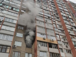 Спасатели эвакуировали жителей дома на столичной Троещине из-за пожара в одной из квартир (фото, видео)