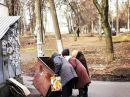 "Позор, позор и еще раз позор": украинцы "разгромили" Зеленского в пух и прах из-за бабушек в мусорном баке, фото