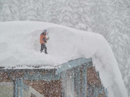 Такого не было десятки лет: люди заперты в домах, замело по самую крышу - кадры снежного коллапса