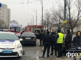 В Киеве Opel на скорости протаранил легковушку и перевернул грузовую "Газель"