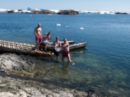 Украинские полярники отметили Крещение купанием в бухте