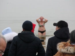 Как жители Никополя отметили Крещение на городском пляже