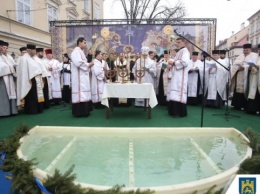 Во Львове все конфессии приняли участие в освящении воды