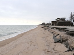 В Бердянске море размывает косу: фотофакт