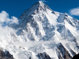 В Гималаях спасатели сутки ищут пропавших под лавиной туристов