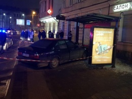 Во Львове водитель без прав въехал в остановку транспорта: пострадала женщина (фото)
