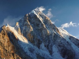 В Гималаях после сильнейших снегопадов под лавину попали семь туристов