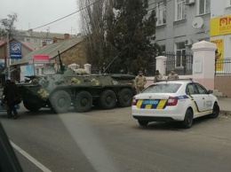 На улицы Херсона выехали военные на БТРах: что произошло