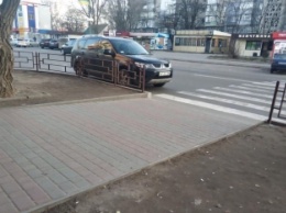 В Мелитополе автохам-рецидивист плюет на окружающих (фото)