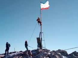 На вершине Ай-Петри водрузили флаг Крыма