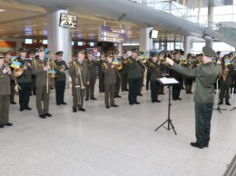 Музыканты сводного оркестра почтили память "киборгов" в аэропорту "Львов"
