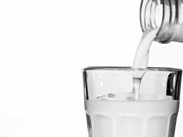 Медики рассказали о пользе обезжиренного молока