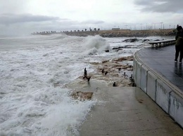 Бушует ветер и большие волны: в Испании появились первые жертвы шторма "Глория"