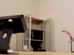 Стартап Bzigo представил лазер, который укажет на комара в комнате
