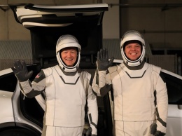 Кроссоверы Tesla доставят космонавтов к ракетам для отправки на МКС