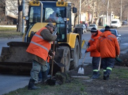 Санитарный день в Киевском районе: коммунальщики драили памятники, боролись со свалками и меняли лампочки