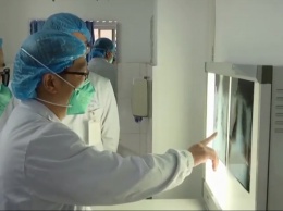 В сеть слили видео из Китая, как медики сканируют пассажиров самолета на смертоносный вирус