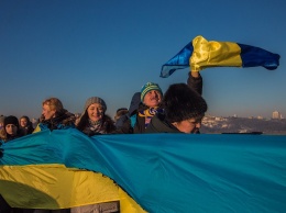 В Киеве на мосту Патона люди создали «живую цепь» в честь Дня Соборности Украины