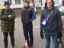 Ищут легкой наживы: в Одессе трое парней украли коляску для двойняшек