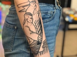 Очень мощное, очень сексуальное: девушка набила тату с изображением мозаики на запорожском Глампочтамте