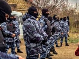 Оккупанты и далее терроризируют крымских татар: за год - более 60 обысков
