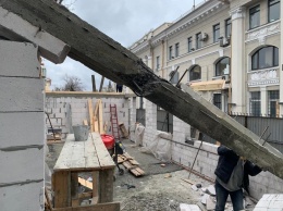 На Привокзальной площади в Одессе демонтируют незаконный объект