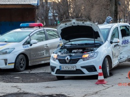 На проспекте Богдана Хмельницкого столкнулись Renault службы такси Uber и Geely: пострадала женщина