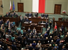Парламент Польши принял закон, подвергающий угрозе членство в ЕС: Судьям запрещено критиковать правительство