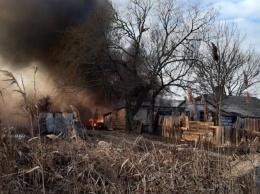 Пожар с горящих камышей перекинулся на жилой дом ОБНОВЛЕНО