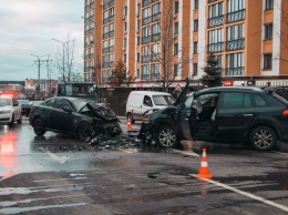 Под Киевом легковушки не поделили дорогу: несколько пострадавших