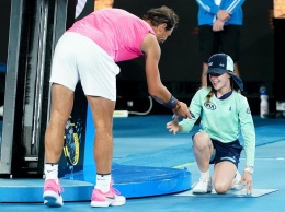 Надаль страшно испугался, когда на Australian Open попал девочке мячом в лицо, а после поцеловал и извинился