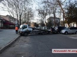 В Николаеве муж с женой делили машину - улица в центре города оказалась заблокированной