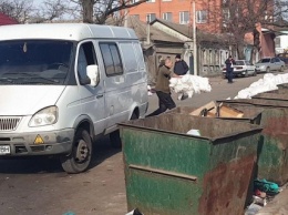 Опознали и наказали мужчину, который сбрасывал на Сенной строительный мусор