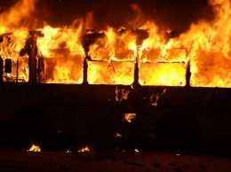 Бойцы Нацгвардии оказались в огне: прямо в дороге загорелся автобус, детали
