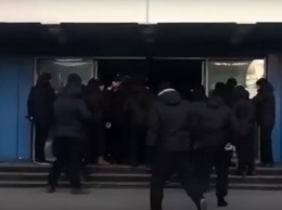 Переломанные ноги и слезоточивый газ: рейдеры пытались захватить автосалон в Киеве