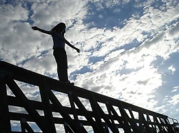 Хотела прыгнуть с моста: возле Южного вокзала полицейские спасли девушку от самоубийства
