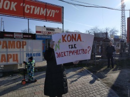 На поселке Котовского недовольные своим бытом жители новостроев перекрыли две улицы