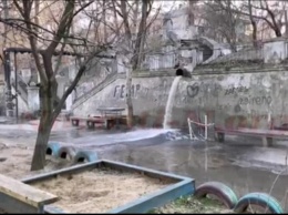 В центре Николаева прорвало водопровод - вода текла несколько часов. Видео