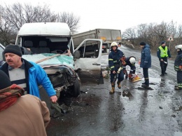 ДТП в Петропавловском районе: молодого мужчину зажало в изувеченном микроавтобусе