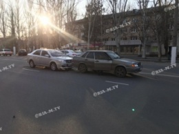В Мелитополе третье ДТП за день - на центральном проспекте автомобили выстроились паровозиком (фото, видео)