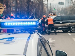 В Киеве на Печерске Toyota на скорости снесла столб: электроопора перекрыла дорогу