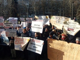 На Таирова тоже перекрывали движение: активисты вместе с Зе-нардепом протестовали против незаконной застройки зеленых зон