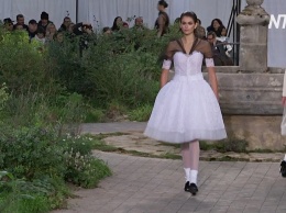 Школьные и "монашеские" платья: Chanel показал новую коллекцию (видео)